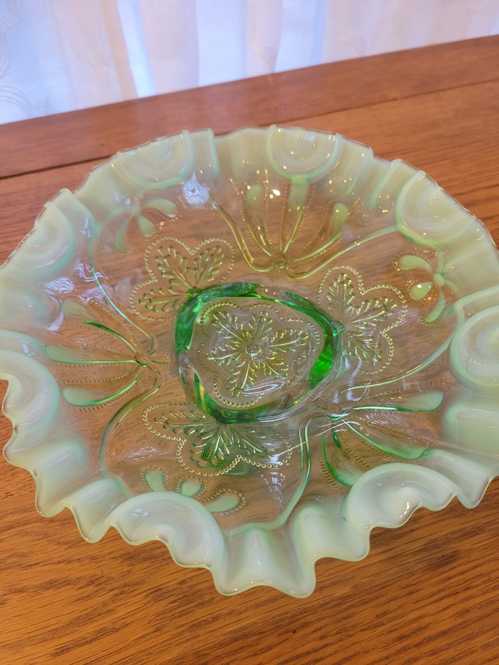 VINTAGE Jefferson Opalescent GREEN Glass Decorative Bowl 9" diameter.